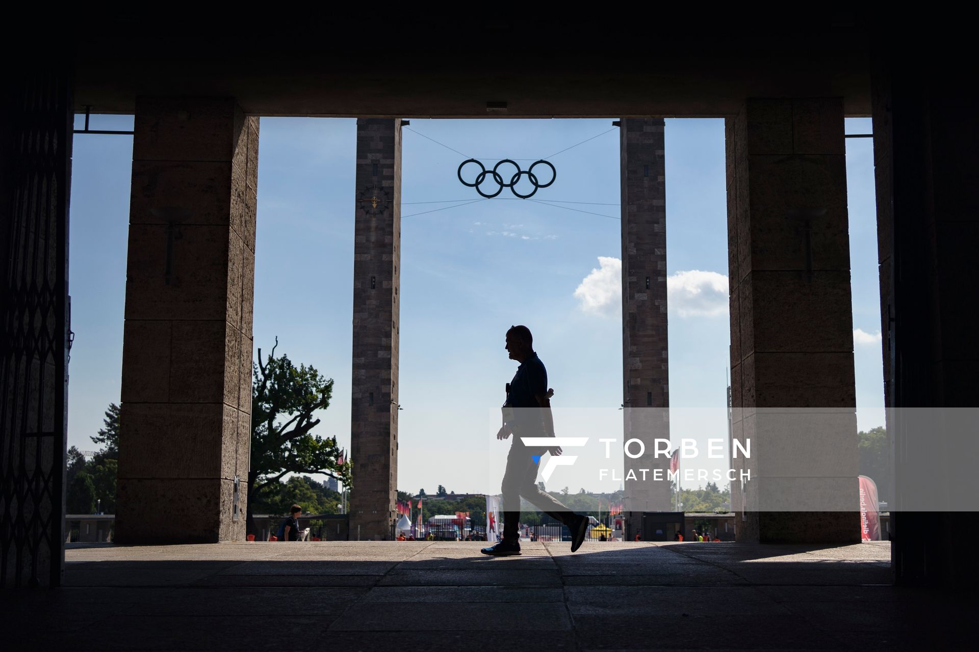 Blick auf die olympischen Ringe aus dem Olympiastadion waehrend der deutschen Leichtathletik-Meisterschaften im Olympiastadion am 26.06.2022 in Berlin
